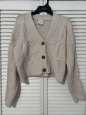 🍂Cream Cable-Knit Cropped Cardigan with Tortoiseshell Buttons